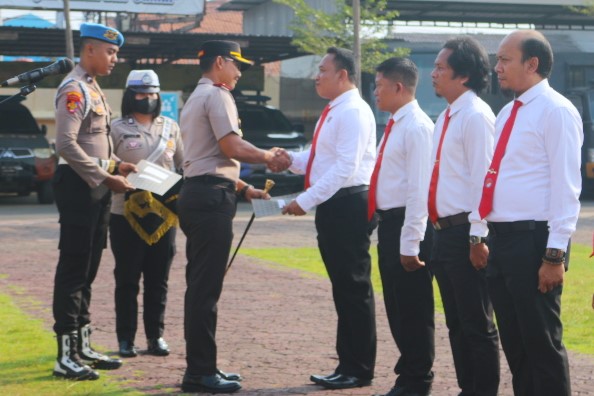 Ungkap Ratusan Gram Sabu Hingga Tembakau Gorila, 11 Personel Polres Tegal Kota Terima Penghargaan