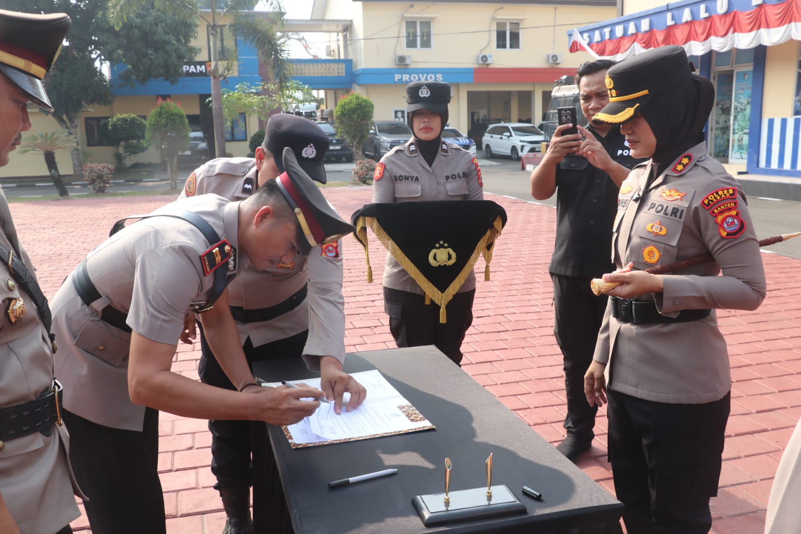 Kapolres Lebak Pimpin Upacara Sertijab Kabag SDM, Kasat Binmas, Kasiwas, dan Tiga Kapolsek Jajaran