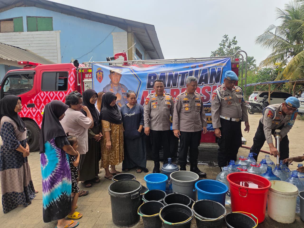 Polresta Tangerang Salurkan Bantuan Air Bersih ke Suka Asih Pasar Kemis
