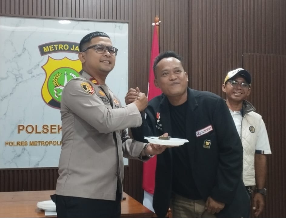 Rayakan HUT nya ke 40, Kapolsek Pinang Terima Kejutan Dari FWJI Korwil Kota Tangerang